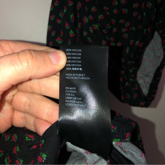 NWT Urban Outfitters Beth Smocked Printed Wrap Top - Picture 4 of 5